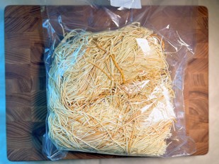 Снеки к пиву: Сырный продукт ФЕРМЕРСКИЙ паутинка копченый